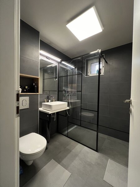 Dristor, 2 camere, vedere libera & loc parcare inclus.